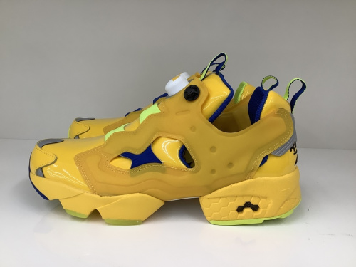 スニーカーのREEBOK