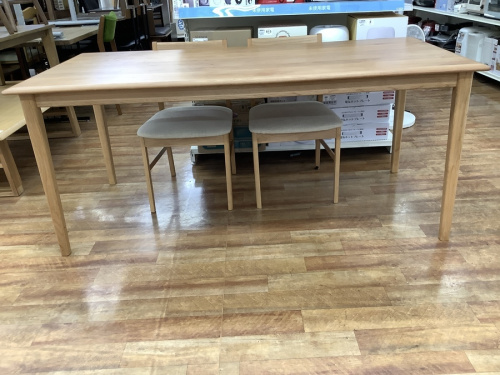 ダイニングテーブルの家具