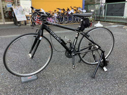 キャンプ　バーベキューのサイクリング　マウンテンバイク