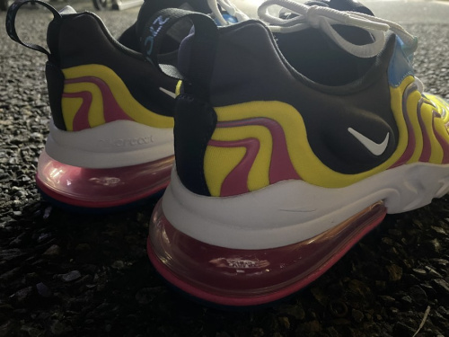 スニーカーのAIR MAX 270