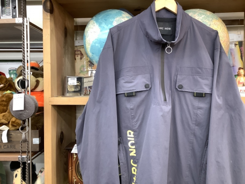 トップスのパーカー