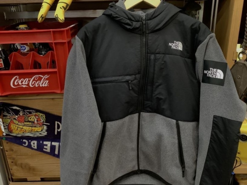 トップスのパーカー