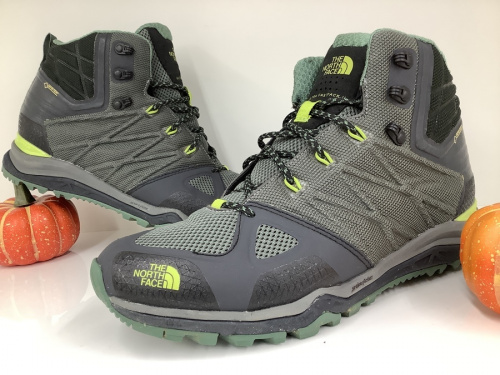 靴のトレッキングシューズ