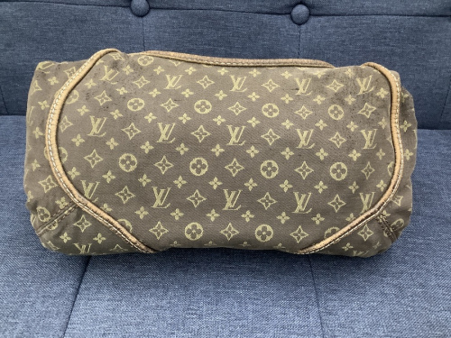 ショルダーバッグのモノグラム