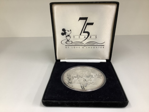 75周年記念のメダル