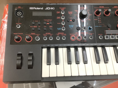 シンセサイザーのROLAND
