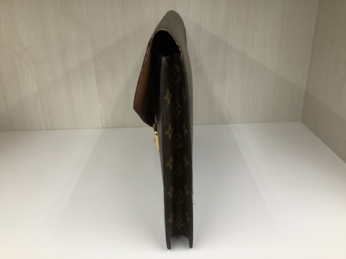 クラッチバッグのモノグラム
