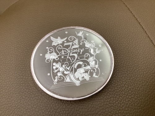 Disneyの75周年記念メダル
