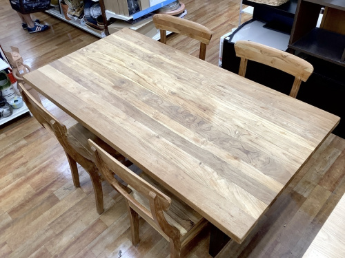 生活家具のテーブル