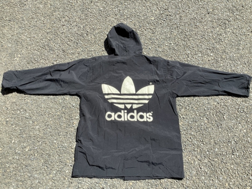 コートのadidas