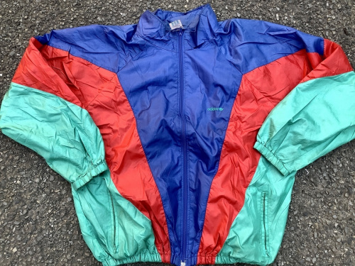 ナイロンジャケットのadidas