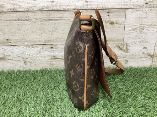 ショルダーバッグのLOUIS VUITTON