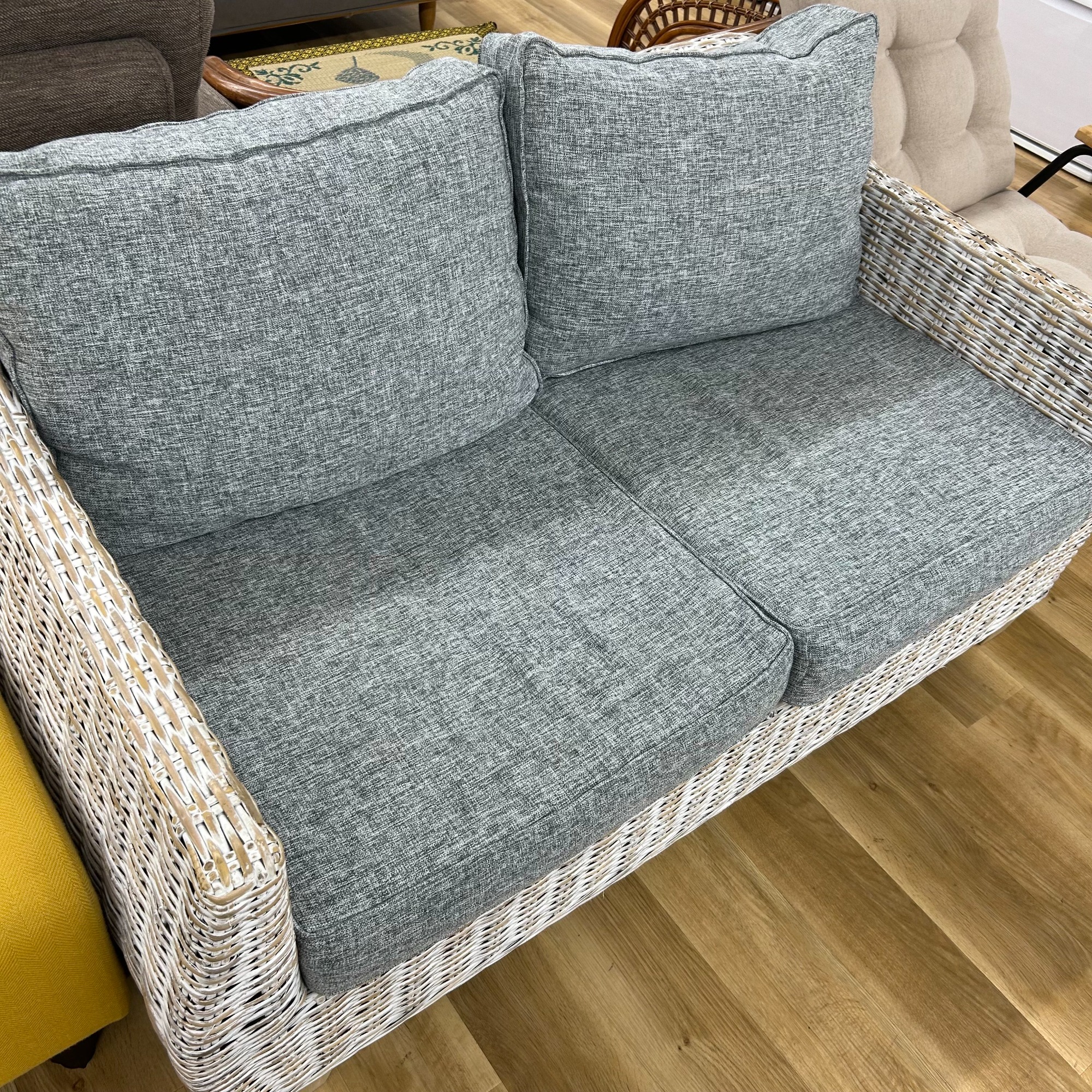 kayu style】の 2人掛けソファー を入荷いたしました！｜2025年08月19 