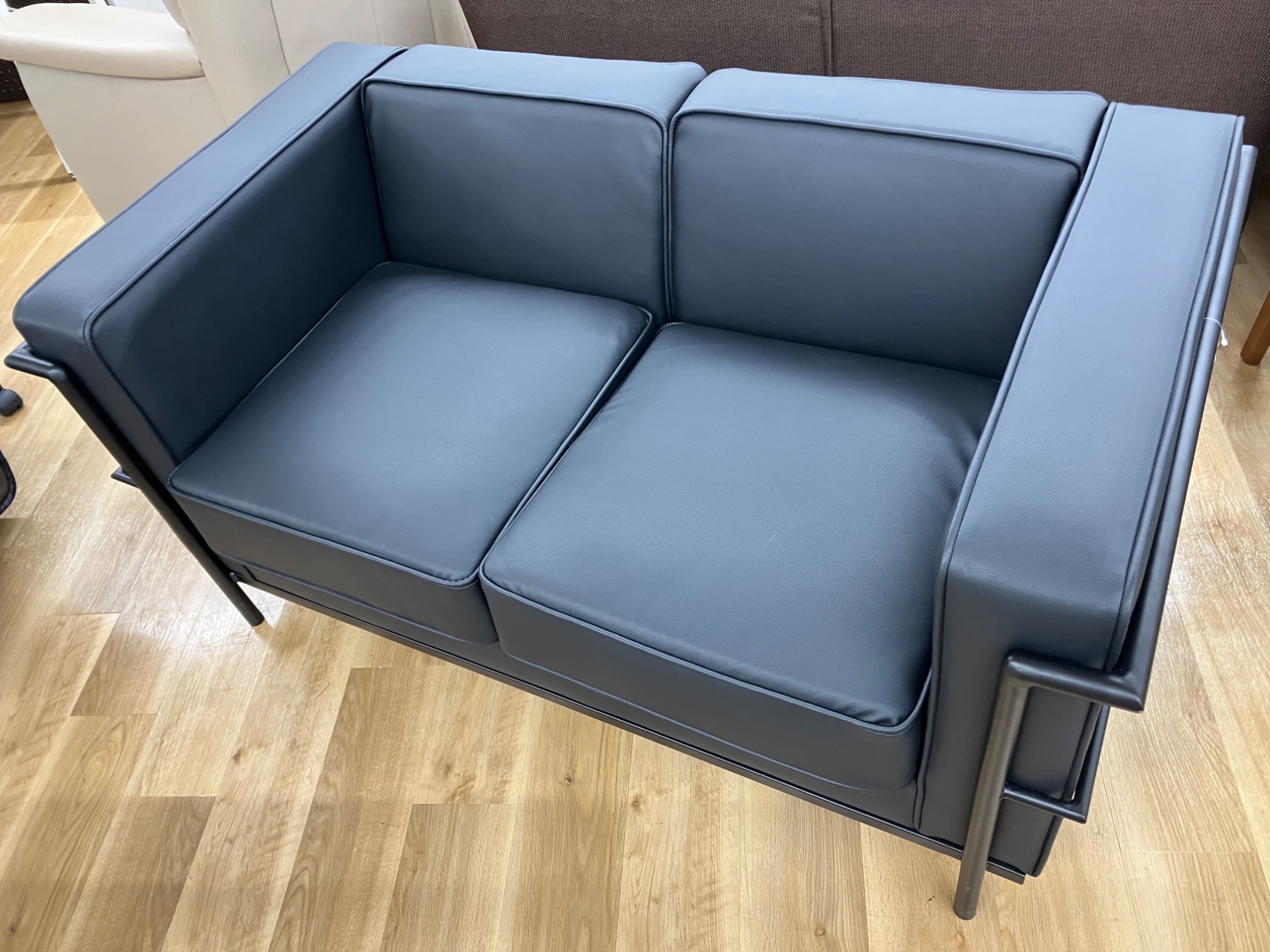 アーバン通商のブラック2人掛けソファのご紹介！【トレジャー