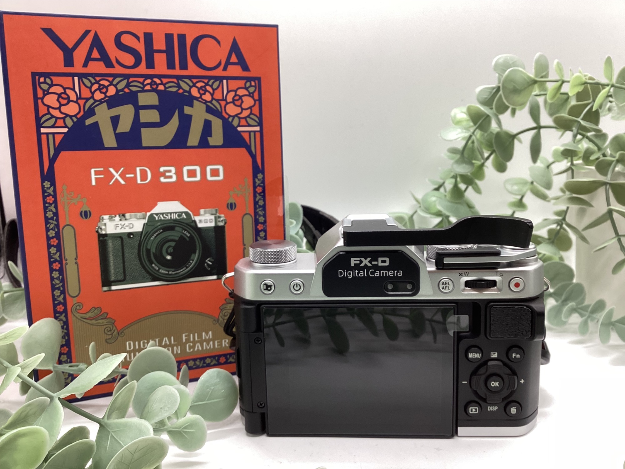 本日はアナログ風デジタルカメラYASHICA FX-D300をご紹介します