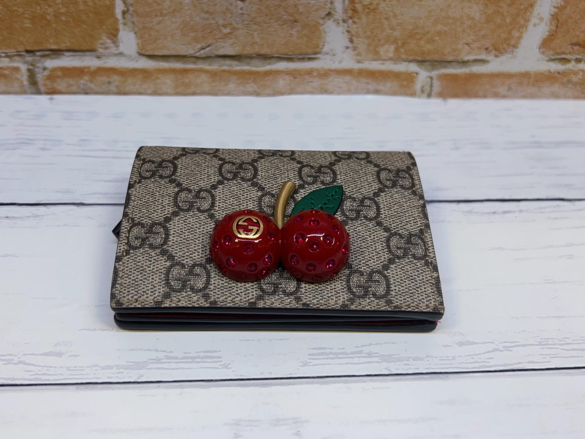 本日はGUCCIのGGスプリームコンパクトウォレット チェリーをご紹介し