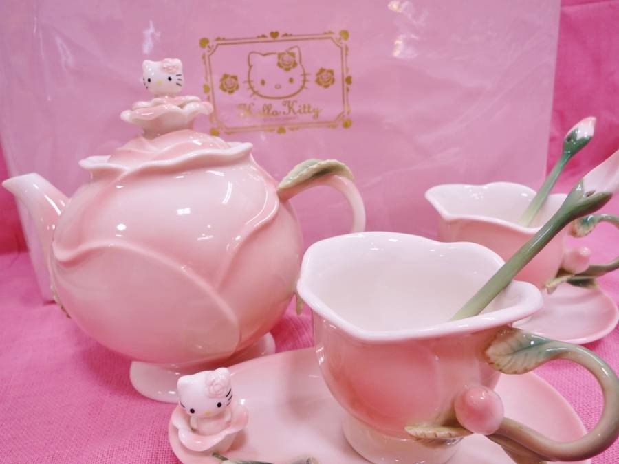 ハローキティ　ペアティーセット　新品未使用 ハローキティの可愛いペアティーセットをご紹介致します。【中央林間店
