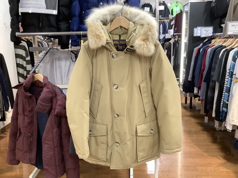 新品同様 woolrich ウールリッチ アークティックパーカー S ベージュ 最強ダウン”が50周年！メガ進化した「アークティックパーカ」が秘める