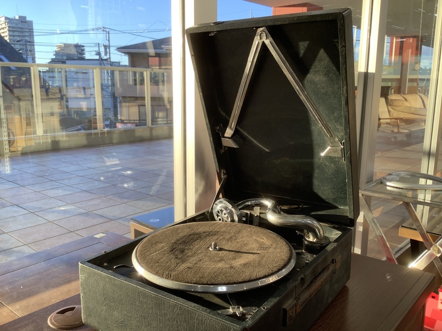 Columbia の アンティークポータブル蓄音機 を入荷しました