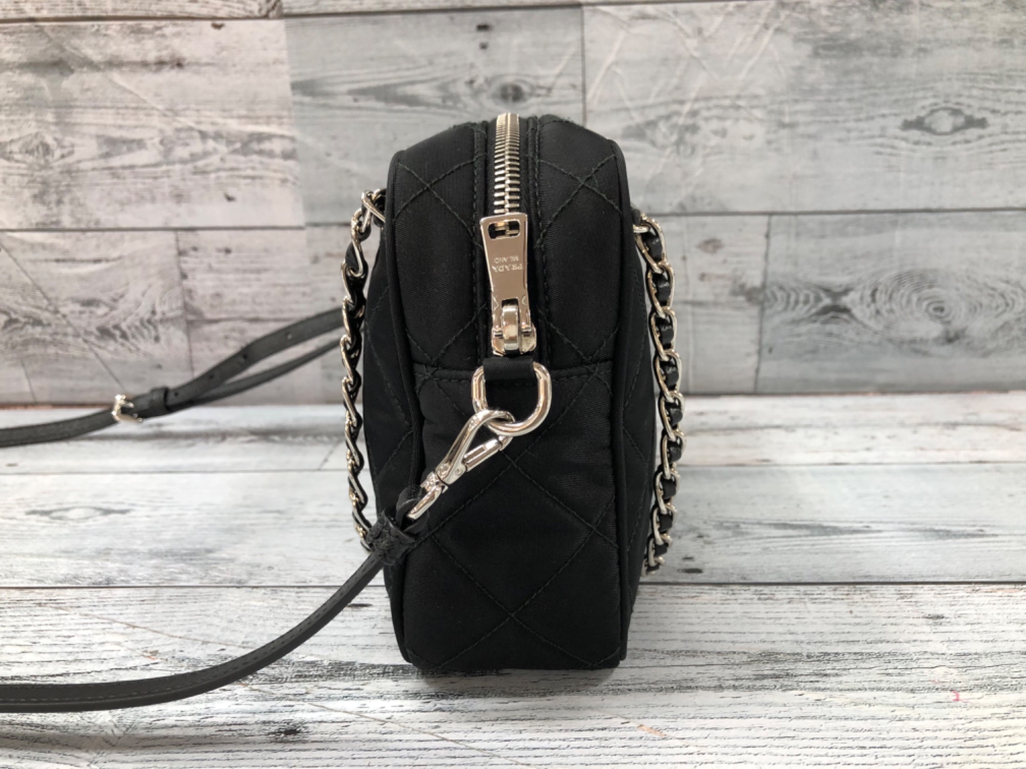 PRADA ブラック ハンドバッグ チェーンストラップ PRADA(プラダ)のチェーンストラップショルダーバッグが入荷しました