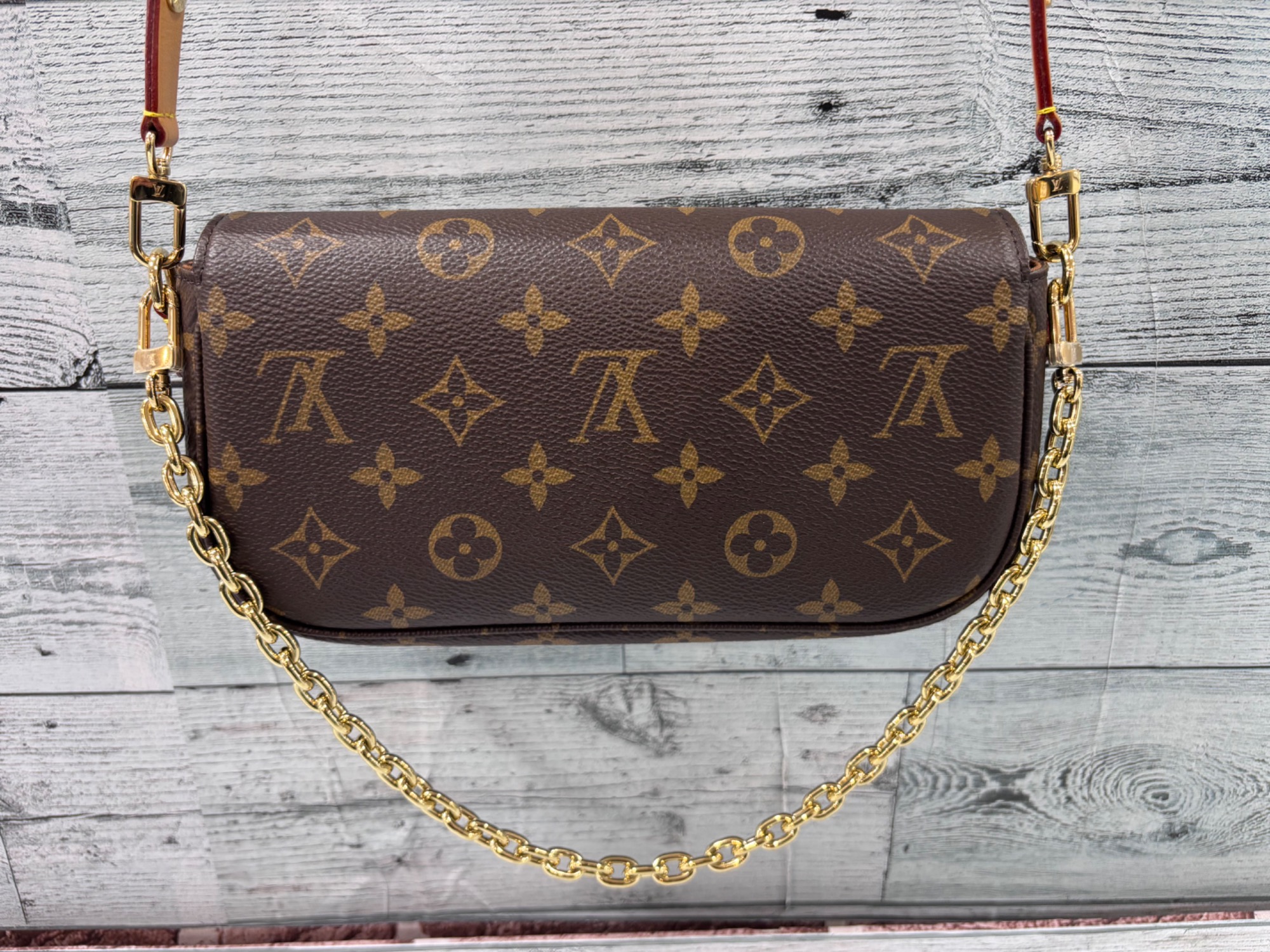 LOUIS VUITTONのウォレットオンチェーン・アイビーが入荷いたしました