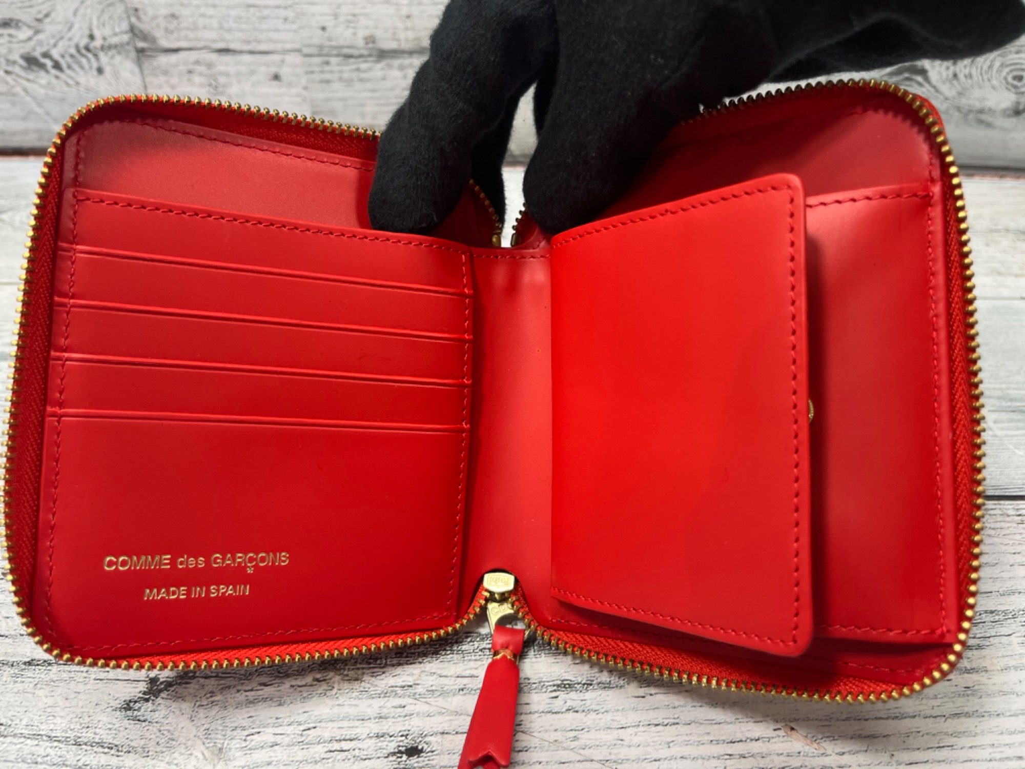 COMME des GARCONS の2つ折り財布SA2100BB が入荷いたしました