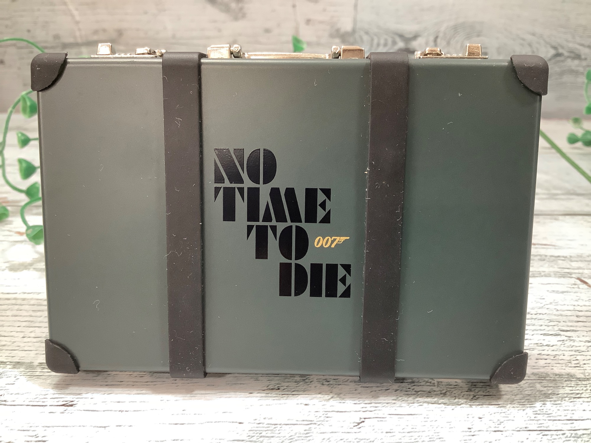 スマホで購入】007 (ダブルオーセブン) Globe-Trotter(グローブ