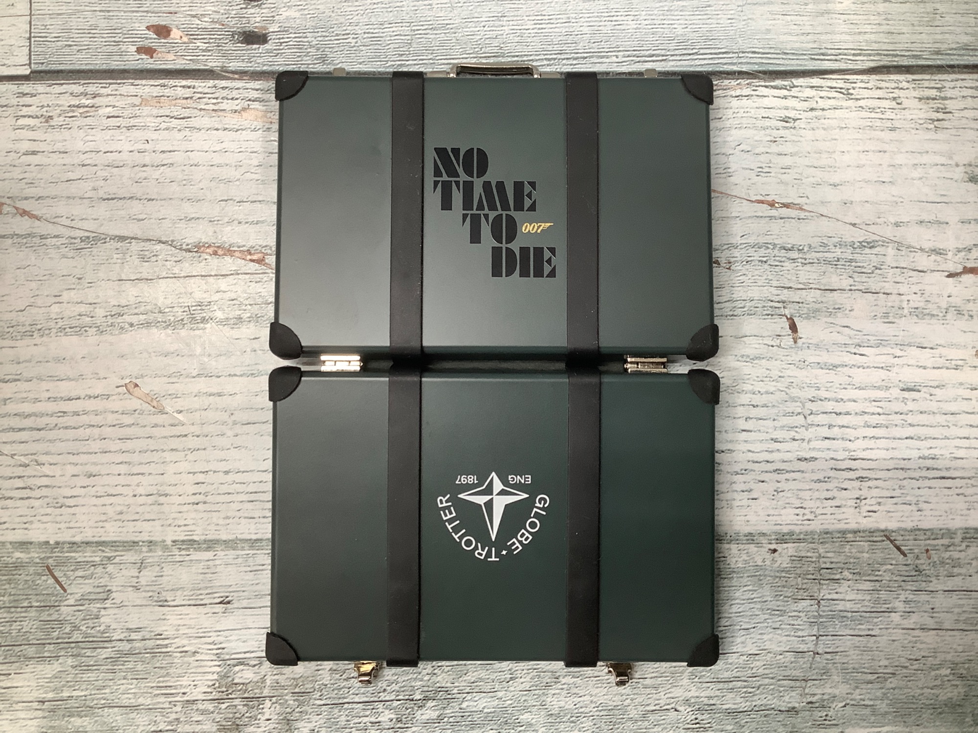 スマホで購入】007 (ダブルオーセブン) Globe-Trotter(グローブ