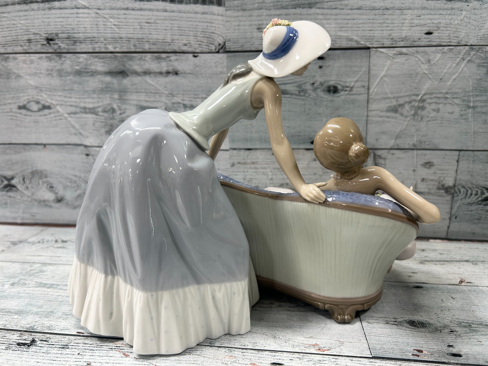 LLADRO (リヤドロ) フィギュリン 『花の帽子の女性二人』が入荷いたし
