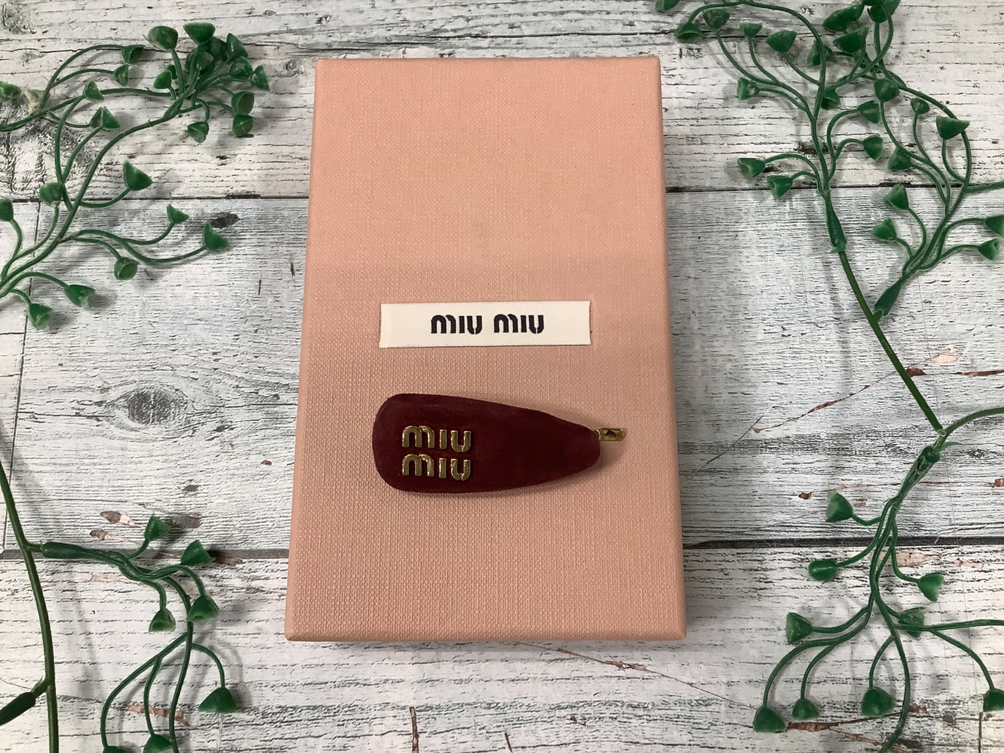 スマホで購入】MIUMIU(ミュウミュウ) ロゴバレッタが入荷いたしました