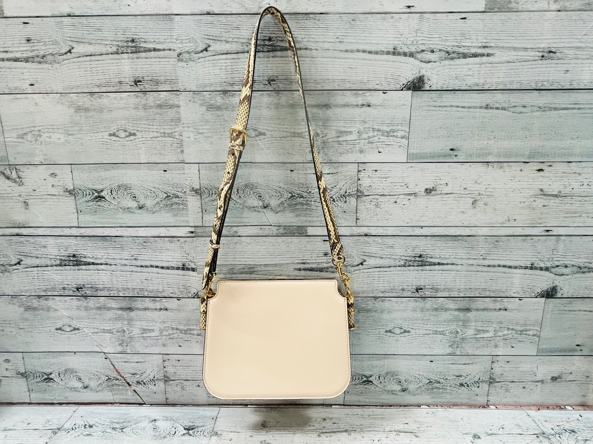 ★3日以内返品可★ FENDI フェンディ 8BT349 パイソン レザー FFモチーフ タッチ ショルダーバッグ アイボリー ベージュ バッグ FENDI(フェンディ) ショルダーバッグ TOUCH 8BT349が入荷いたしました