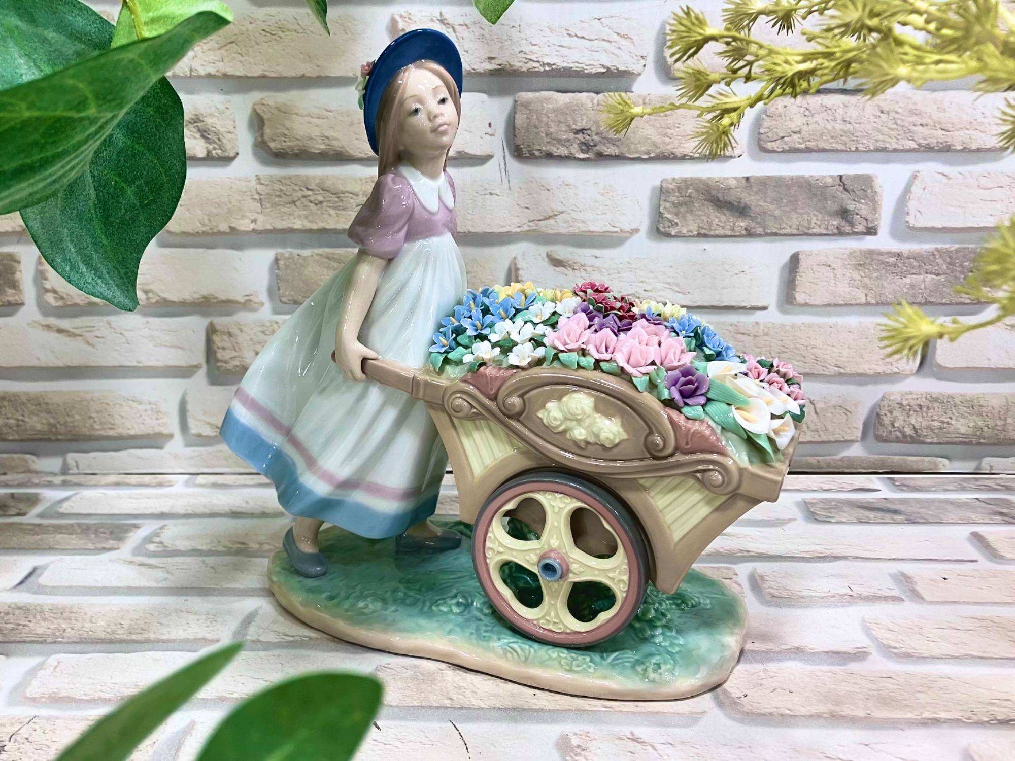 良太　リヤドロ フィギュリン スカートに花いっぱい 展示保管品 LLADRO / リヤドロ】フィギュリン｜可愛いお花屋さんを毎日の