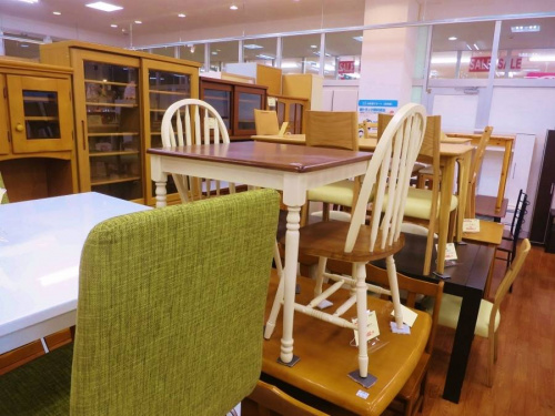 パイン材のテーブル