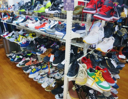 アディダス（adidas）