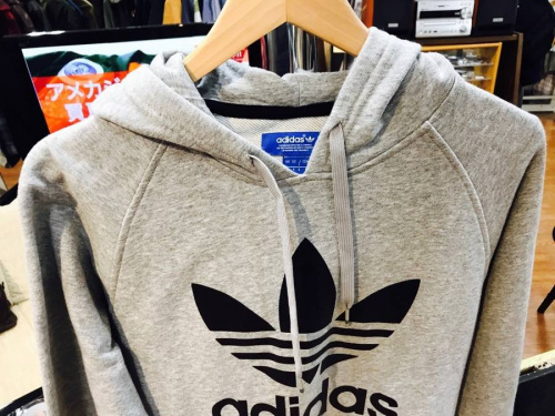 アディダス（adidas）の中央林間衣類