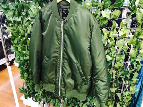 レディースファッションのAZUL