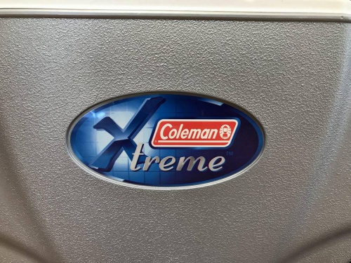 キャンプ用品のクーラーボックス