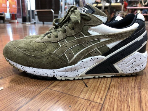 スニーカーのasics