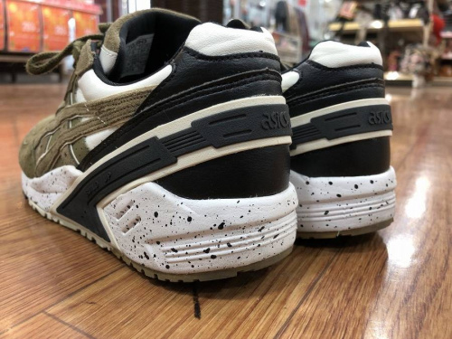 asicsのMONKEY　TIME