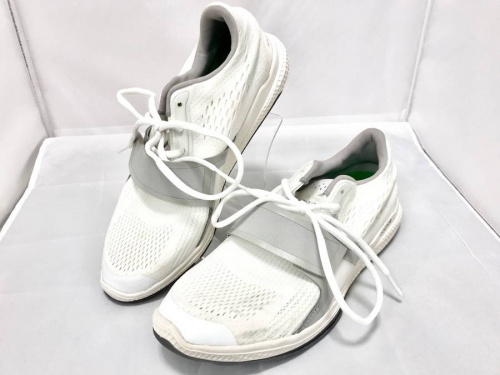 スニーカーのアディダス（adidas）
