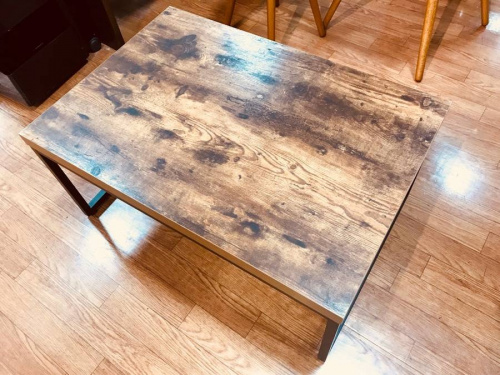 家具のテーブル