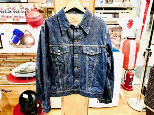 デニムジャケットのリーバイス（LEVI'S）