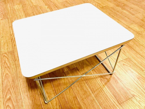 家具のテーブル
