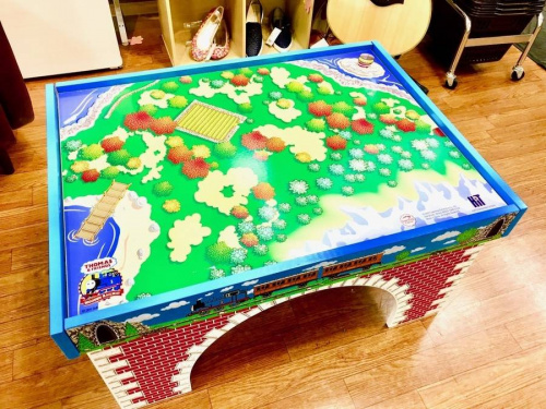 家具のテーブル