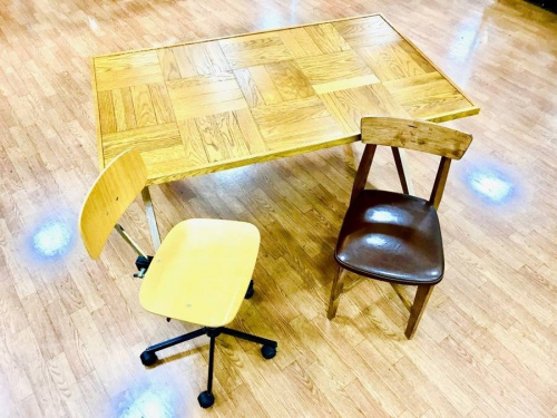 家具のテーブル