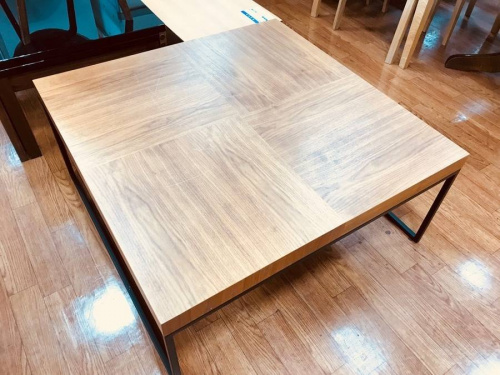 家具のテーブル