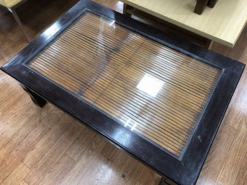 家具のテーブル