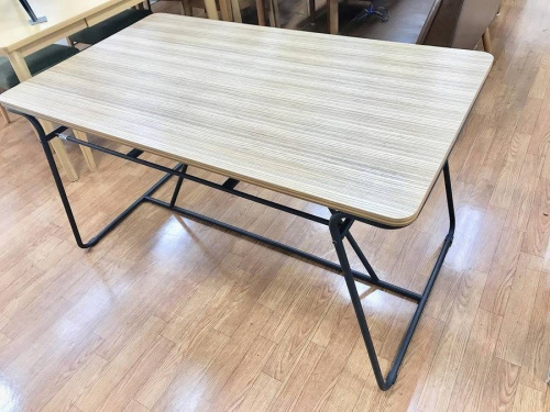 家具のテーブル