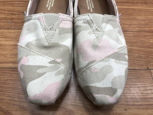 スリッポンのTOMS
