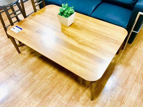 家具のテーブル